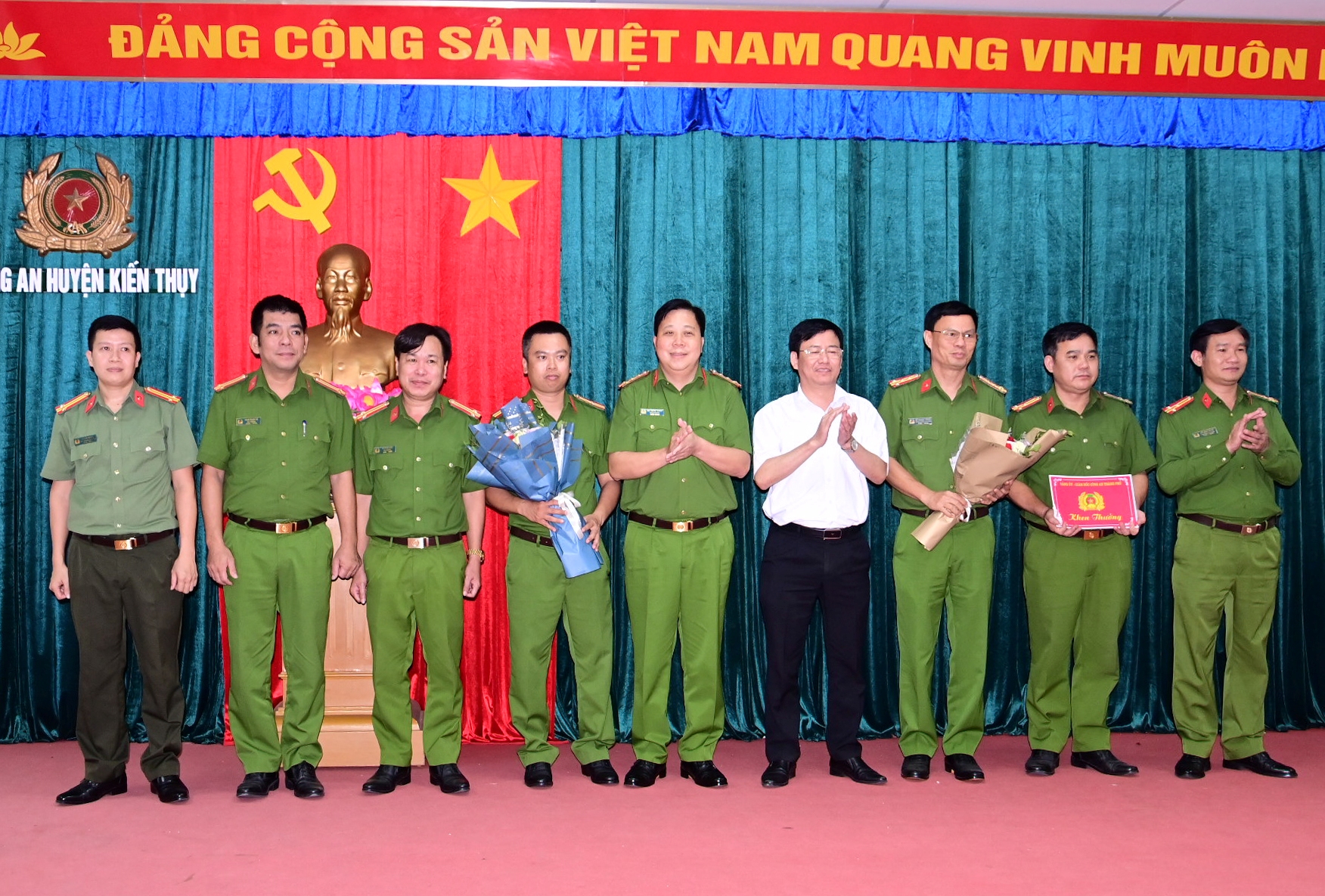 Khen thưởng Công an huyện Kiến Thuỵ về thành tích xuất sắc trong đấu tranh phòng, chống tội phạm và thực hiện Đề án 06/CP